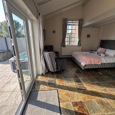 Dwylig Isa Holiday Cottages 라들런 객실 사진