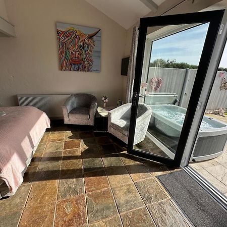 Dwylig Isa Holiday Cottages 라들런 외부 사진