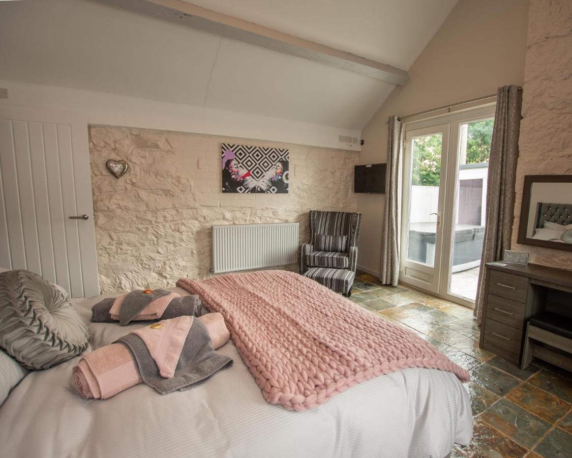 Dwylig Isa Holiday Cottages 라들런 외부 사진