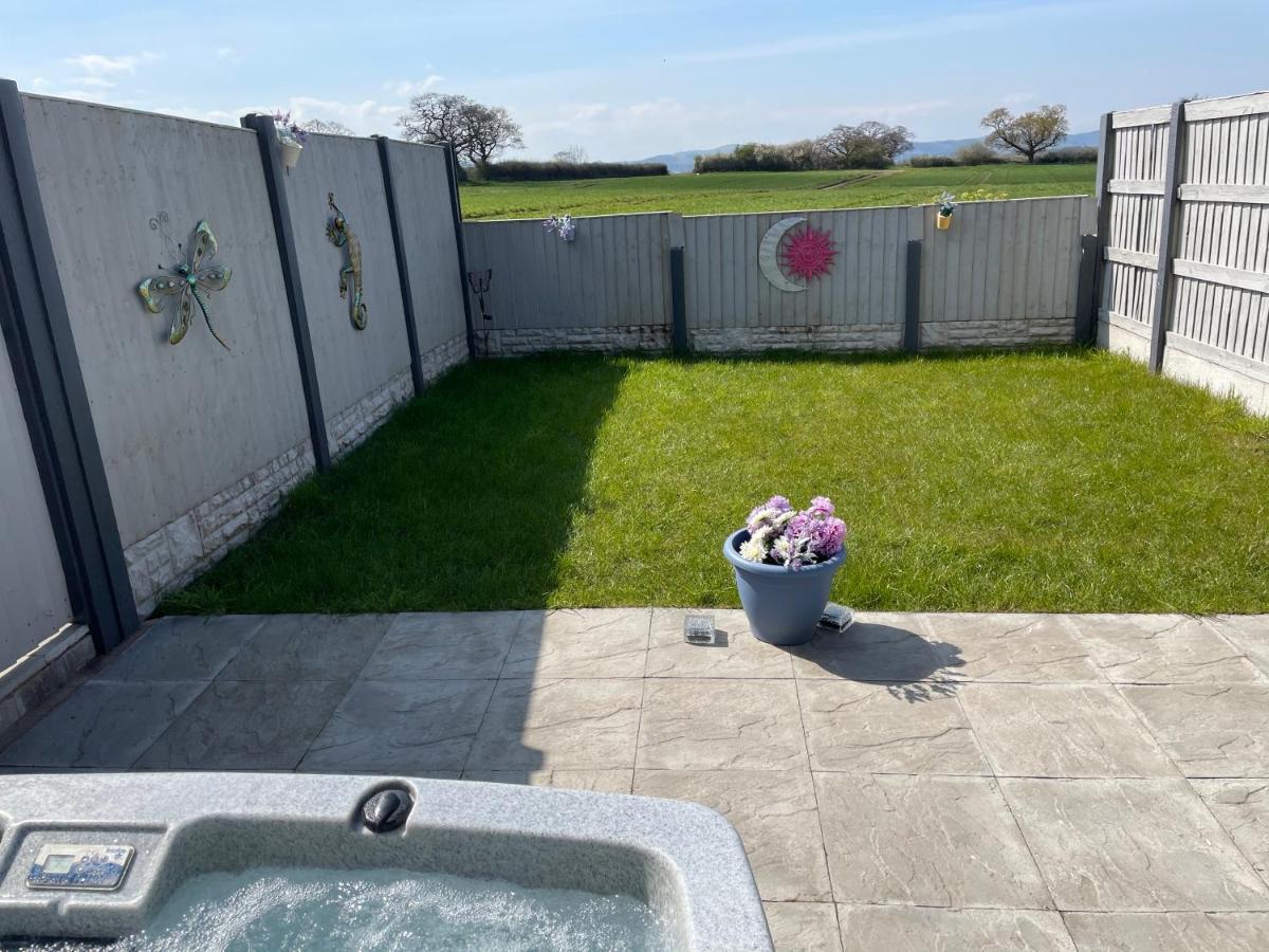 Dwylig Isa Holiday Cottages 라들런 외부 사진