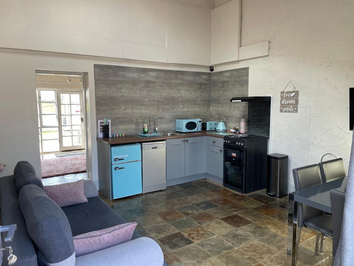 Dwylig Isa Holiday Cottages 라들런 외부 사진