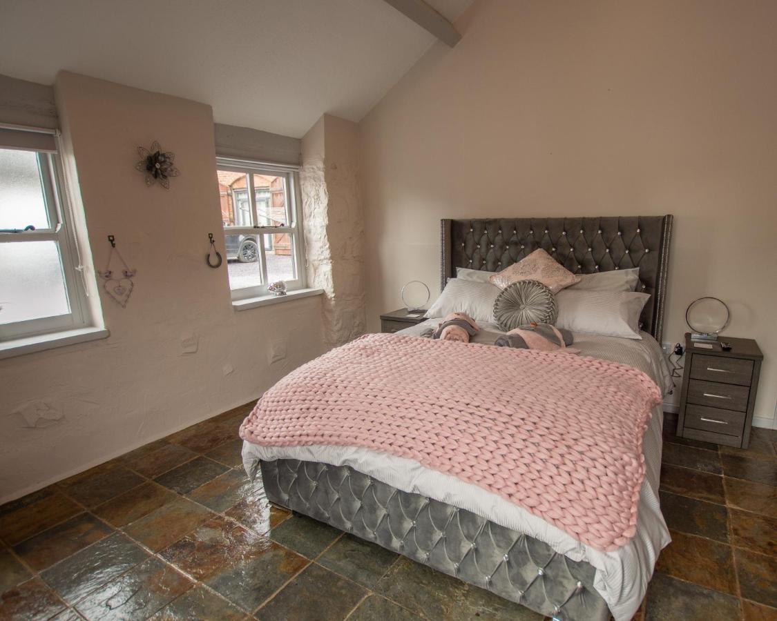Dwylig Isa Holiday Cottages 라들런 외부 사진