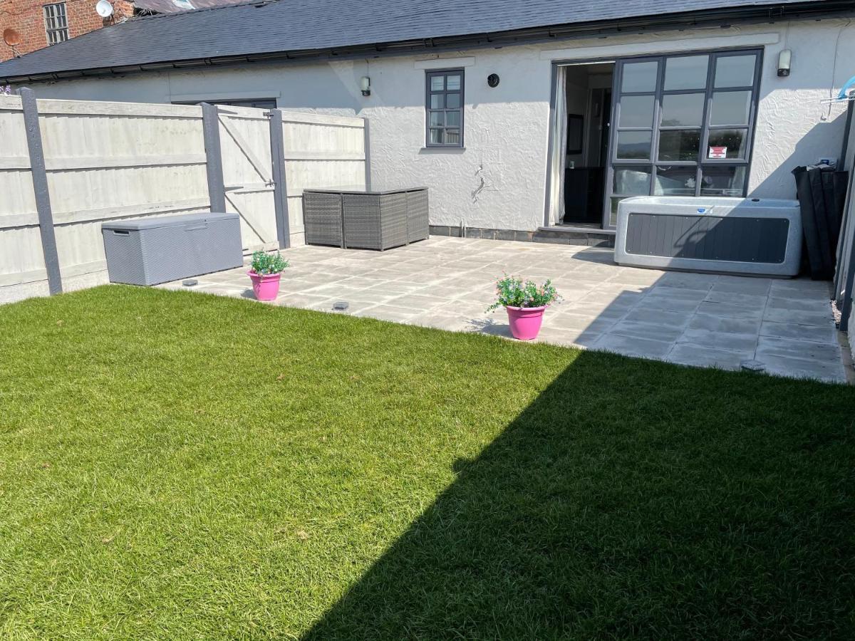 Dwylig Isa Holiday Cottages 라들런 외부 사진
