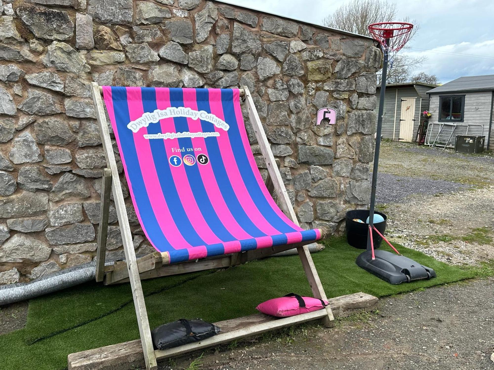 Dwylig Isa Holiday Cottages 라들런 외부 사진