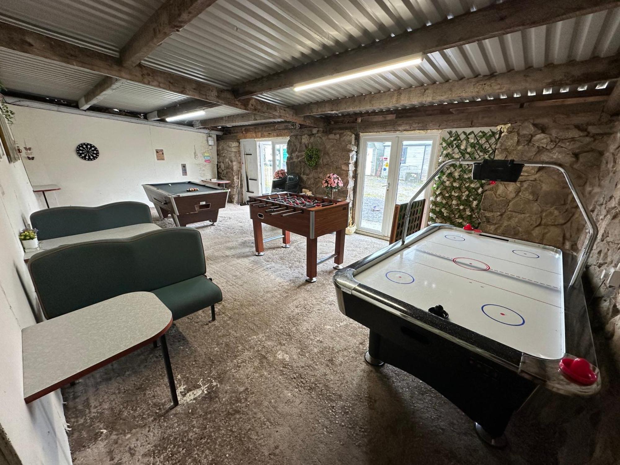 Dwylig Isa Holiday Cottages 라들런 외부 사진