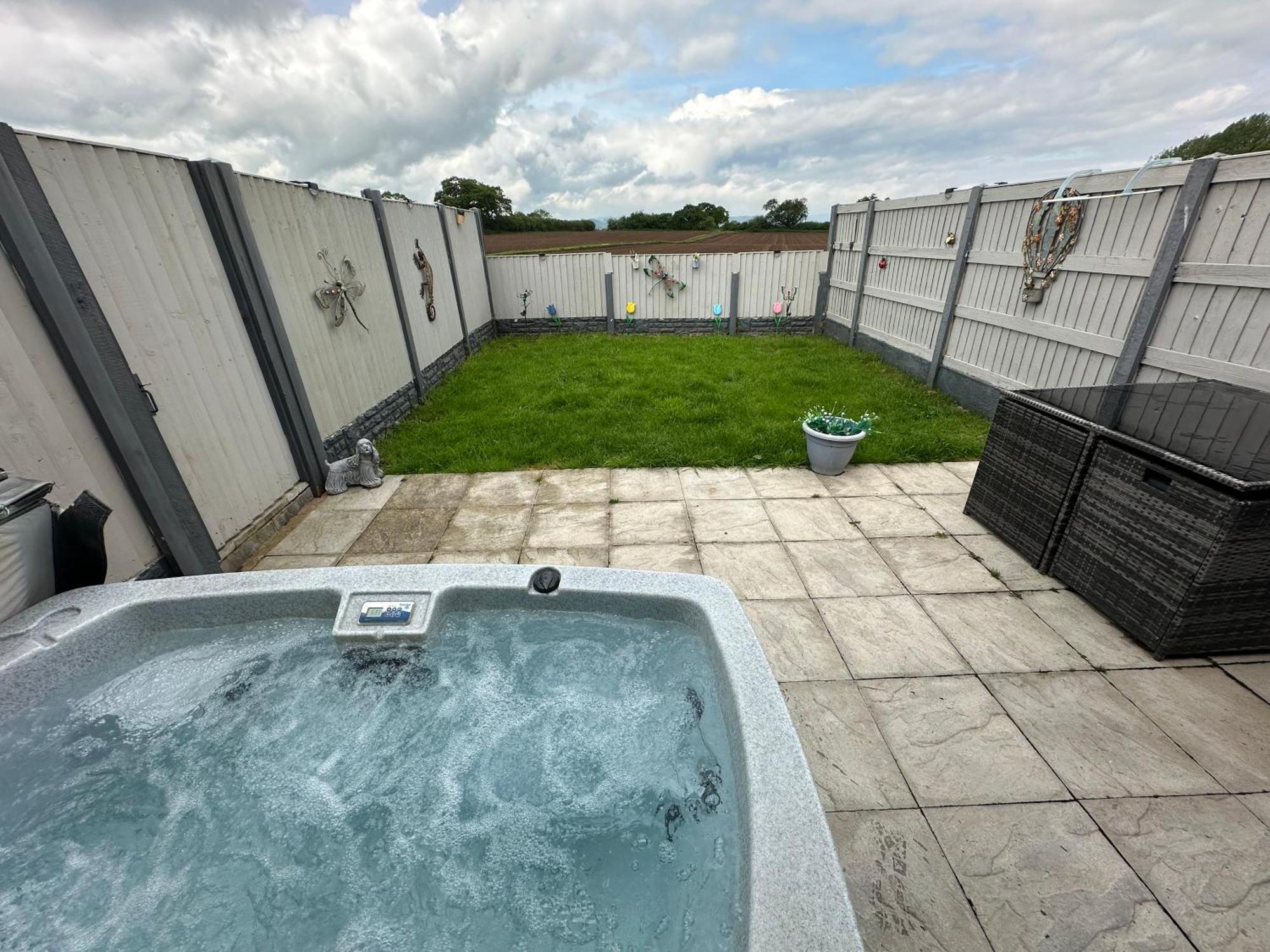 Dwylig Isa Holiday Cottages 라들런 객실 사진
