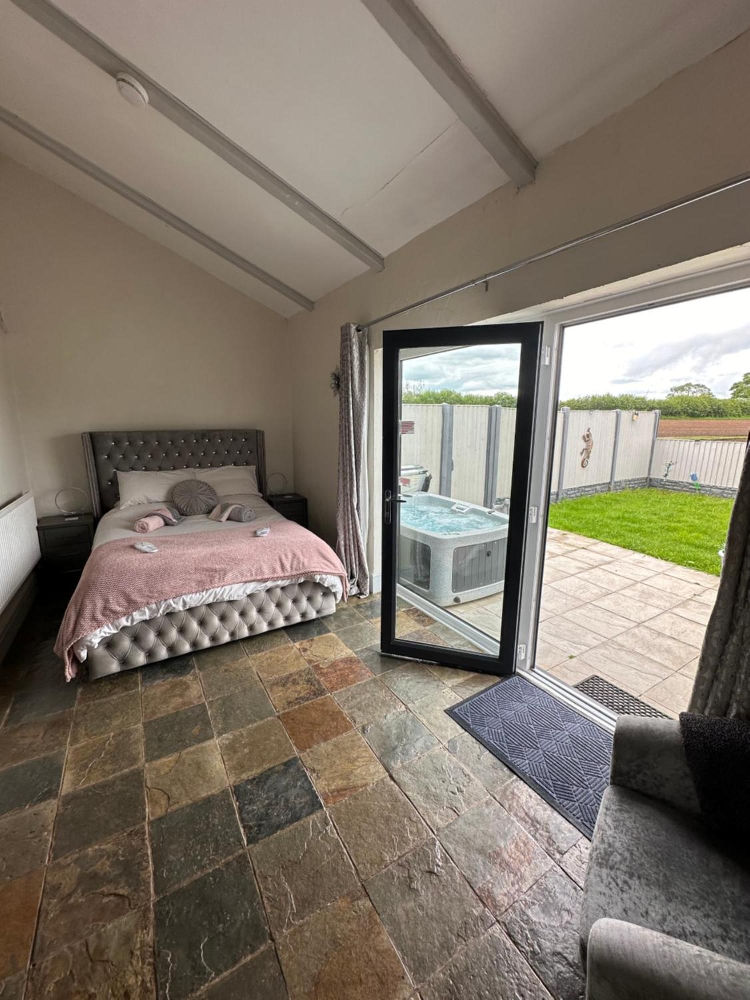 Dwylig Isa Holiday Cottages 라들런 객실 사진