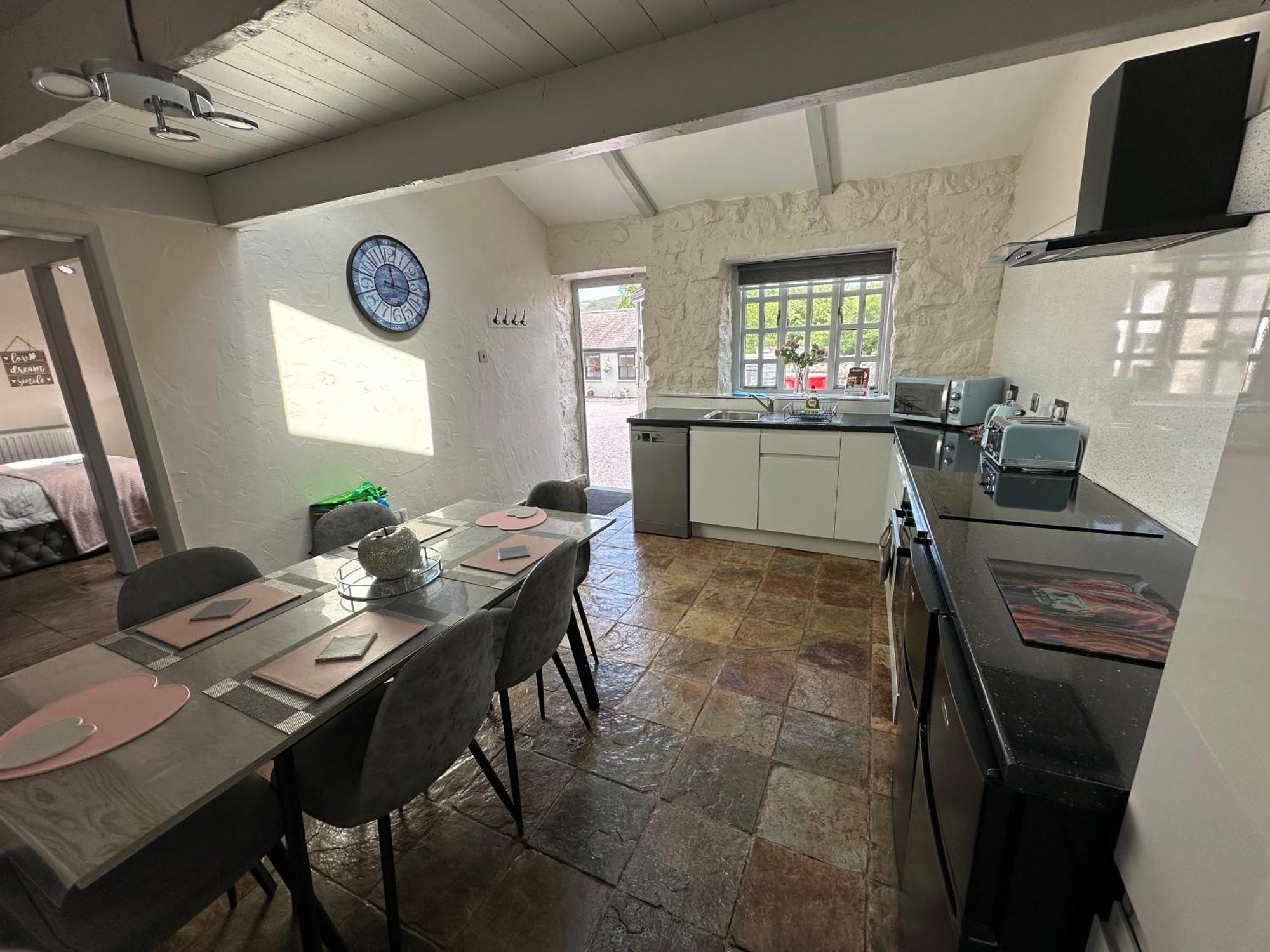 Dwylig Isa Holiday Cottages 라들런 외부 사진