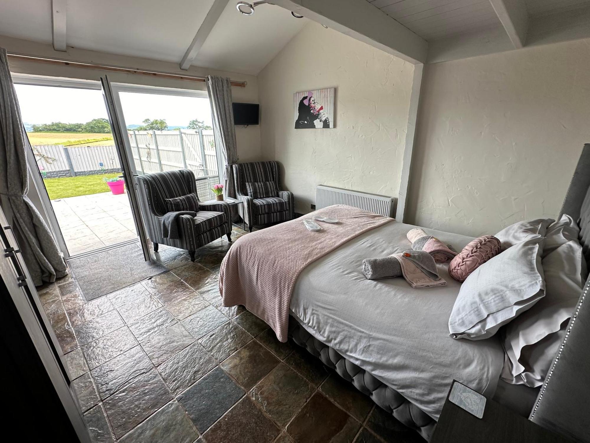 Dwylig Isa Holiday Cottages 라들런 외부 사진