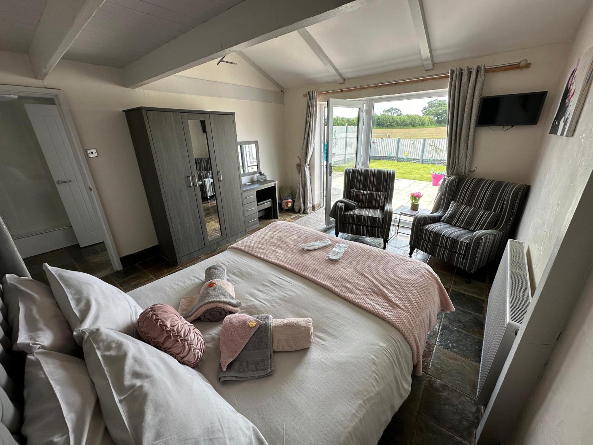 Dwylig Isa Holiday Cottages 라들런 외부 사진