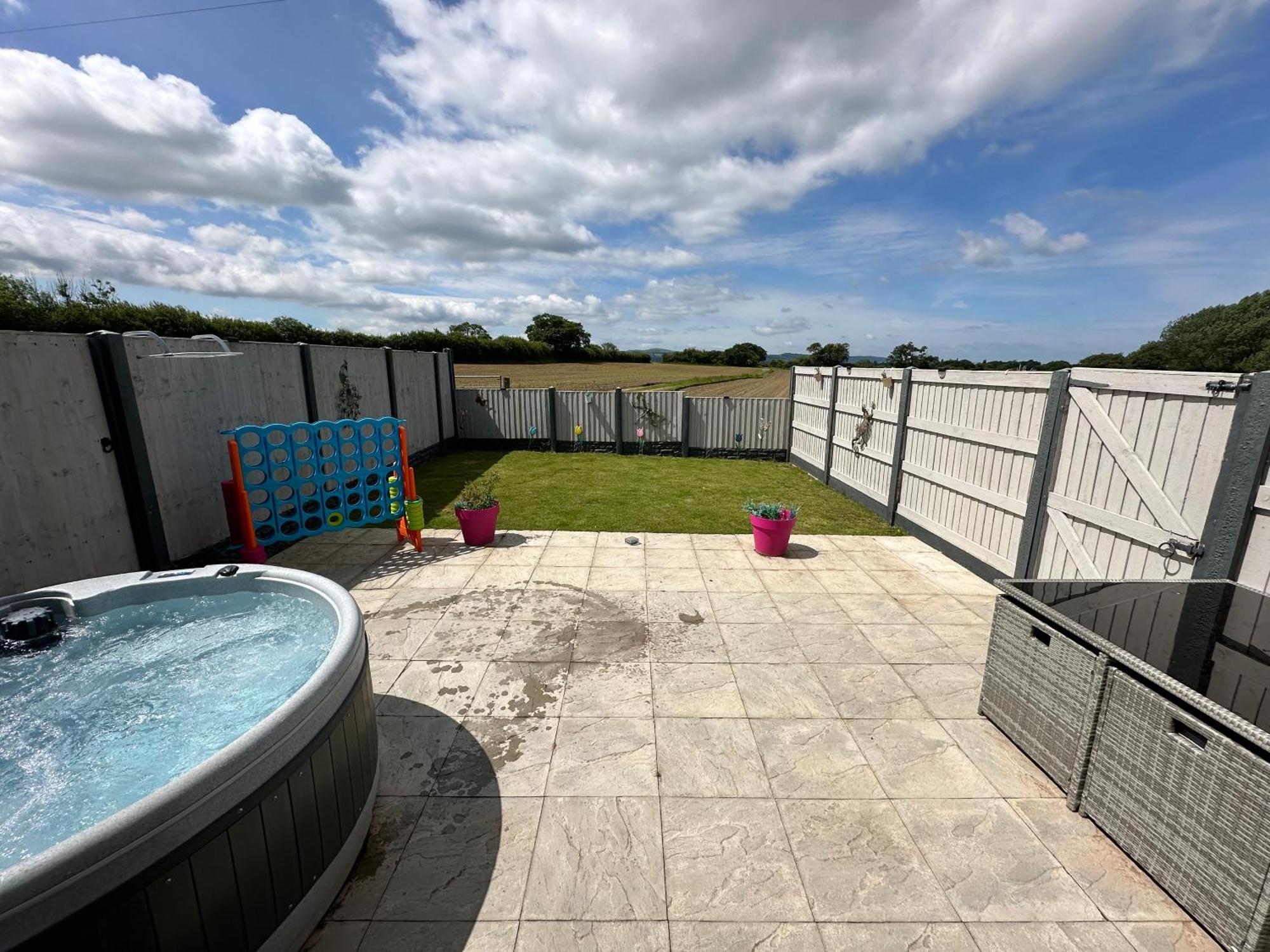 Dwylig Isa Holiday Cottages 라들런 외부 사진