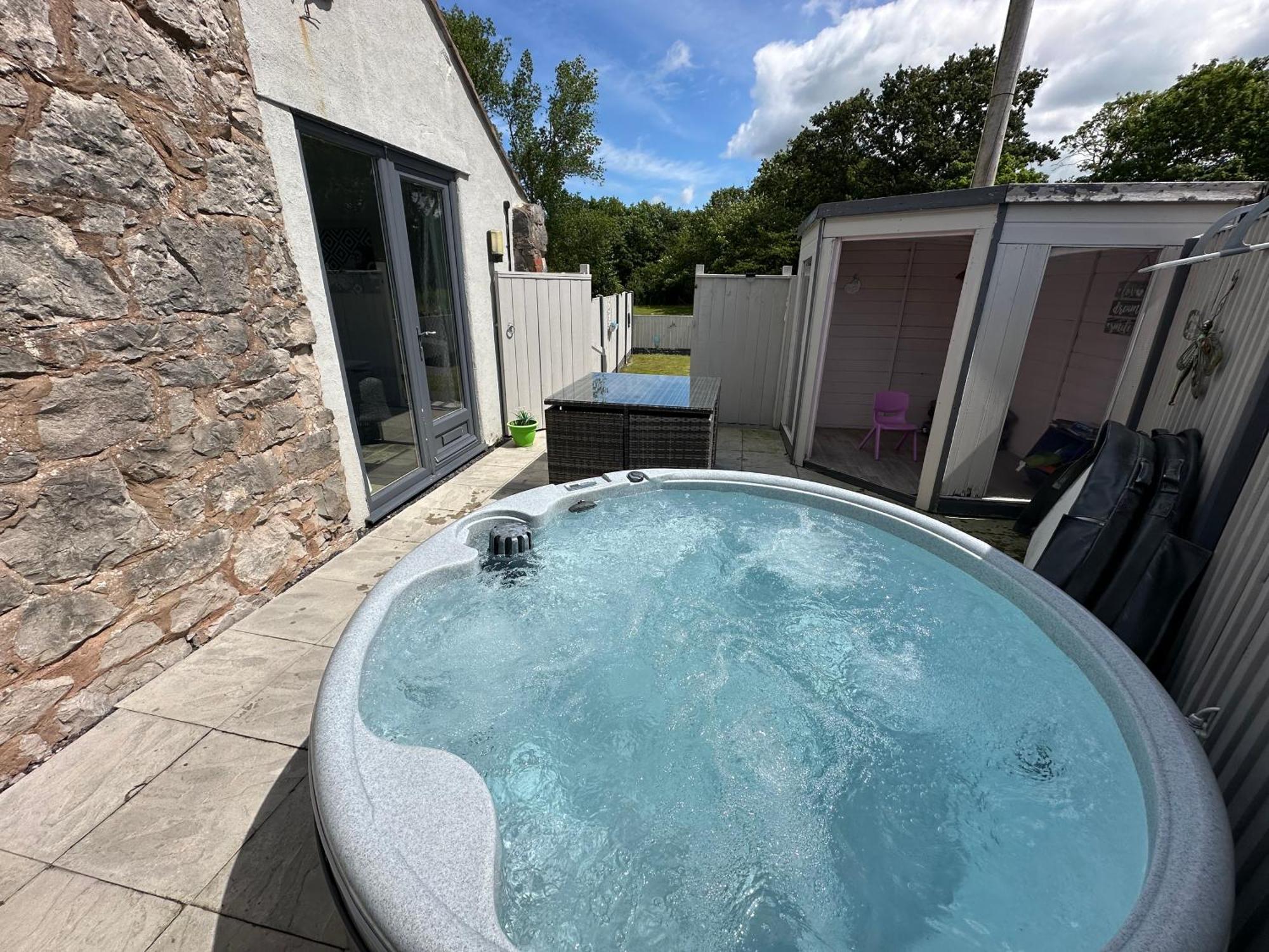 Dwylig Isa Holiday Cottages 라들런 외부 사진