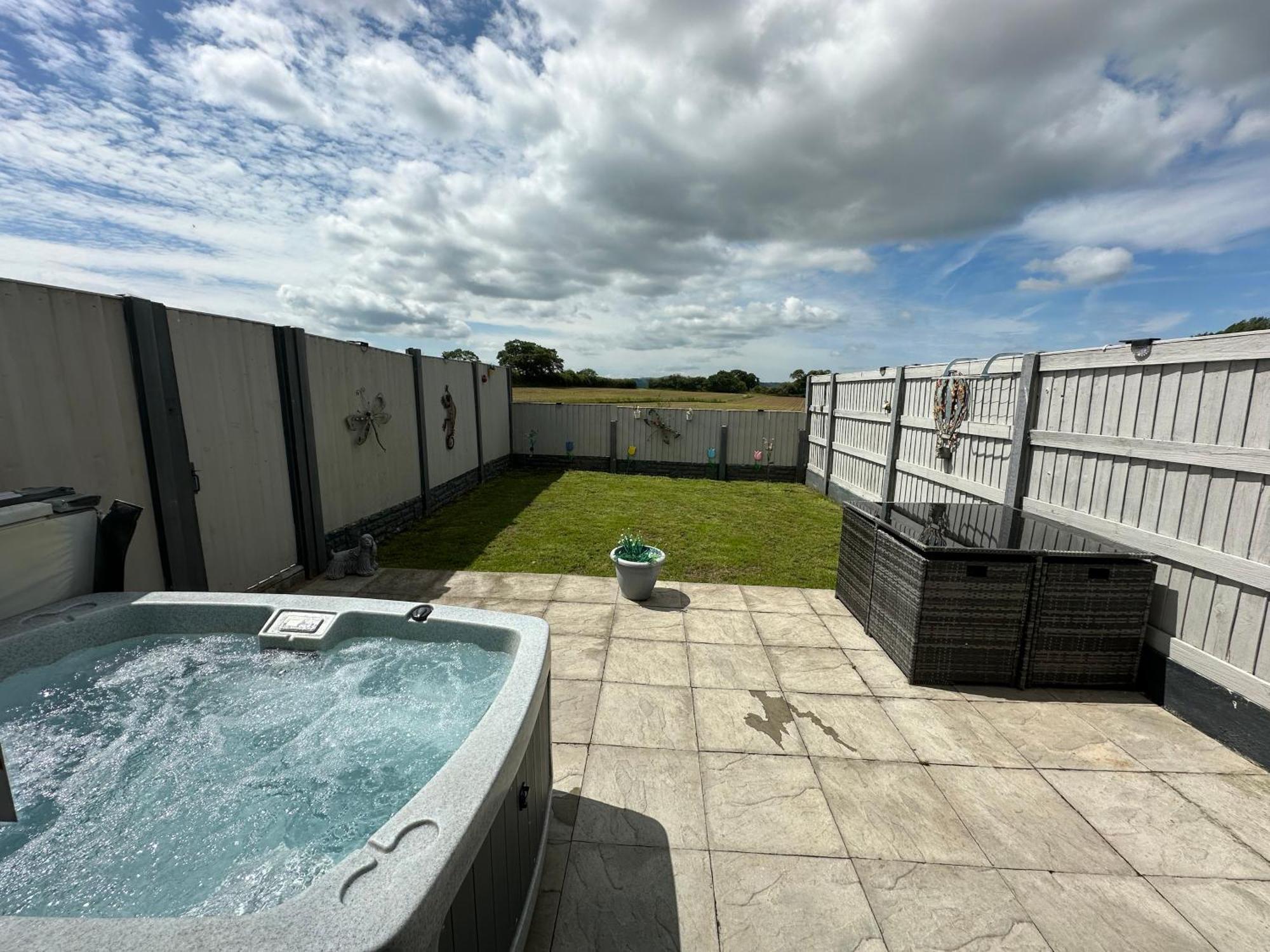 Dwylig Isa Holiday Cottages 라들런 외부 사진