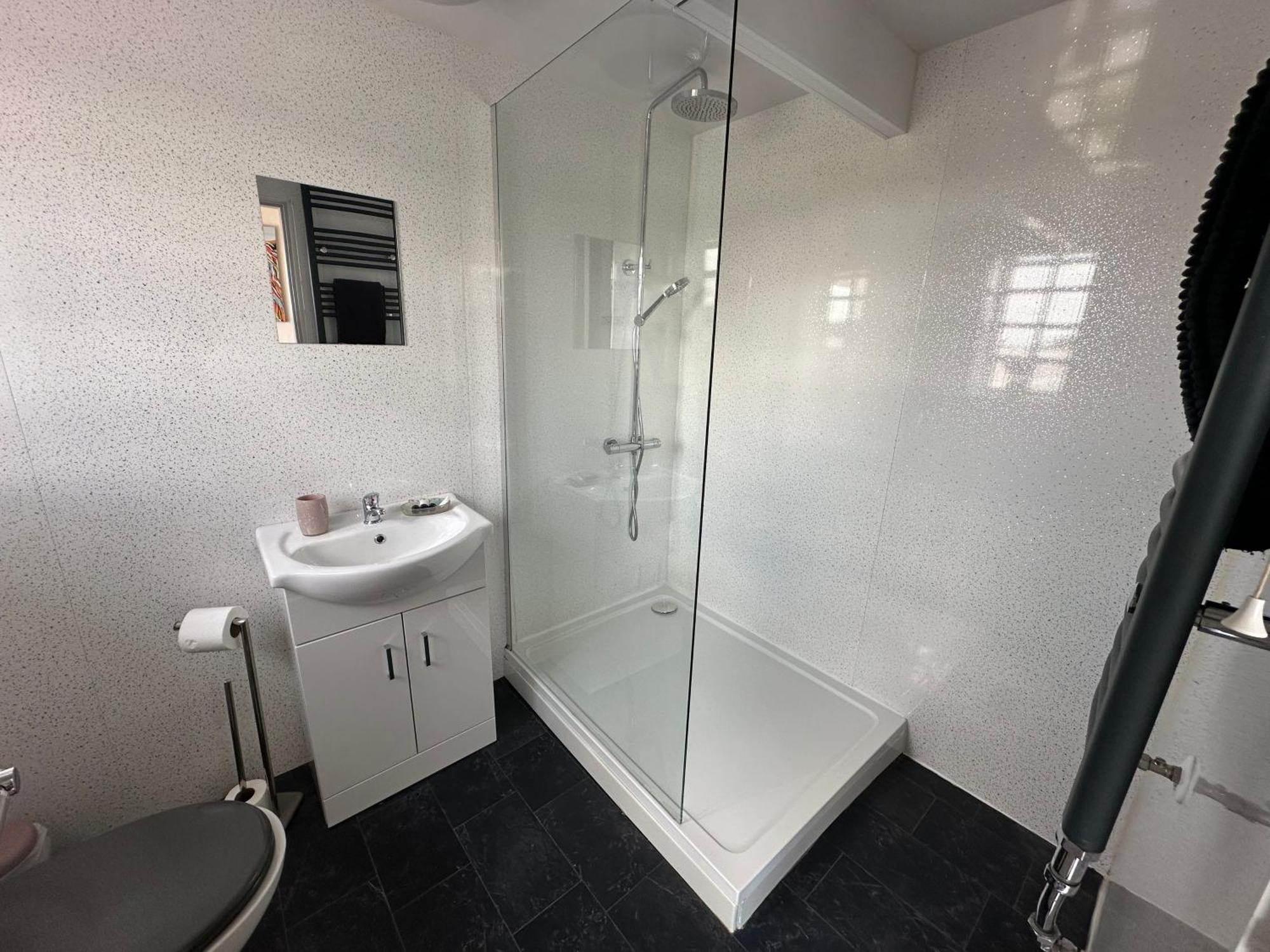 Dwylig Isa Holiday Cottages 라들런 외부 사진