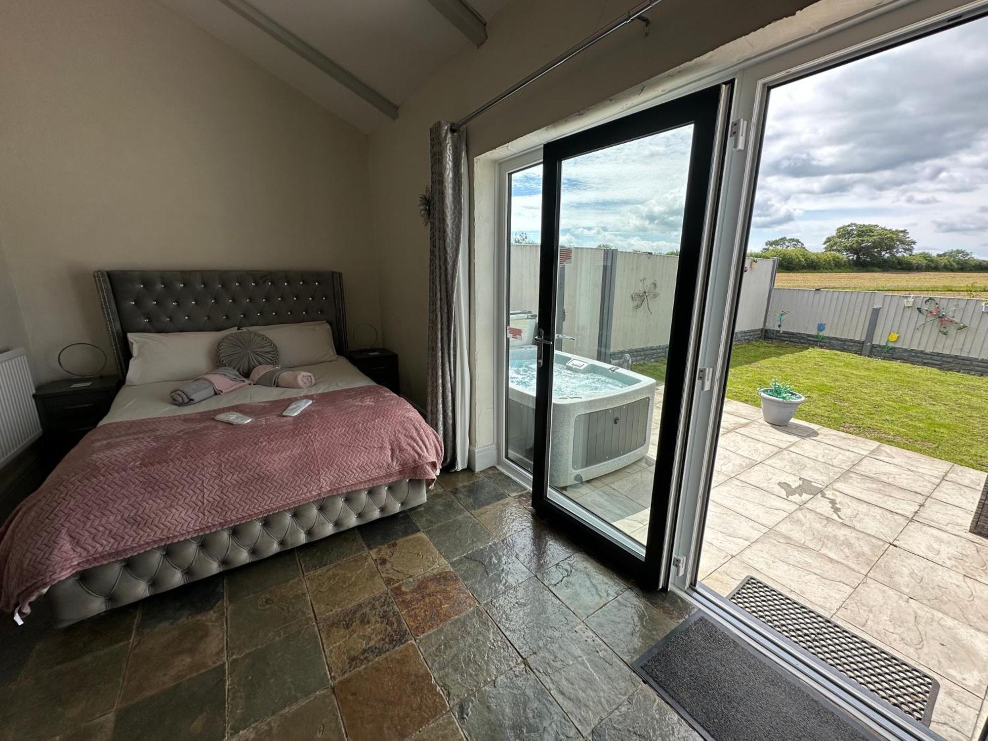 Dwylig Isa Holiday Cottages 라들런 외부 사진
