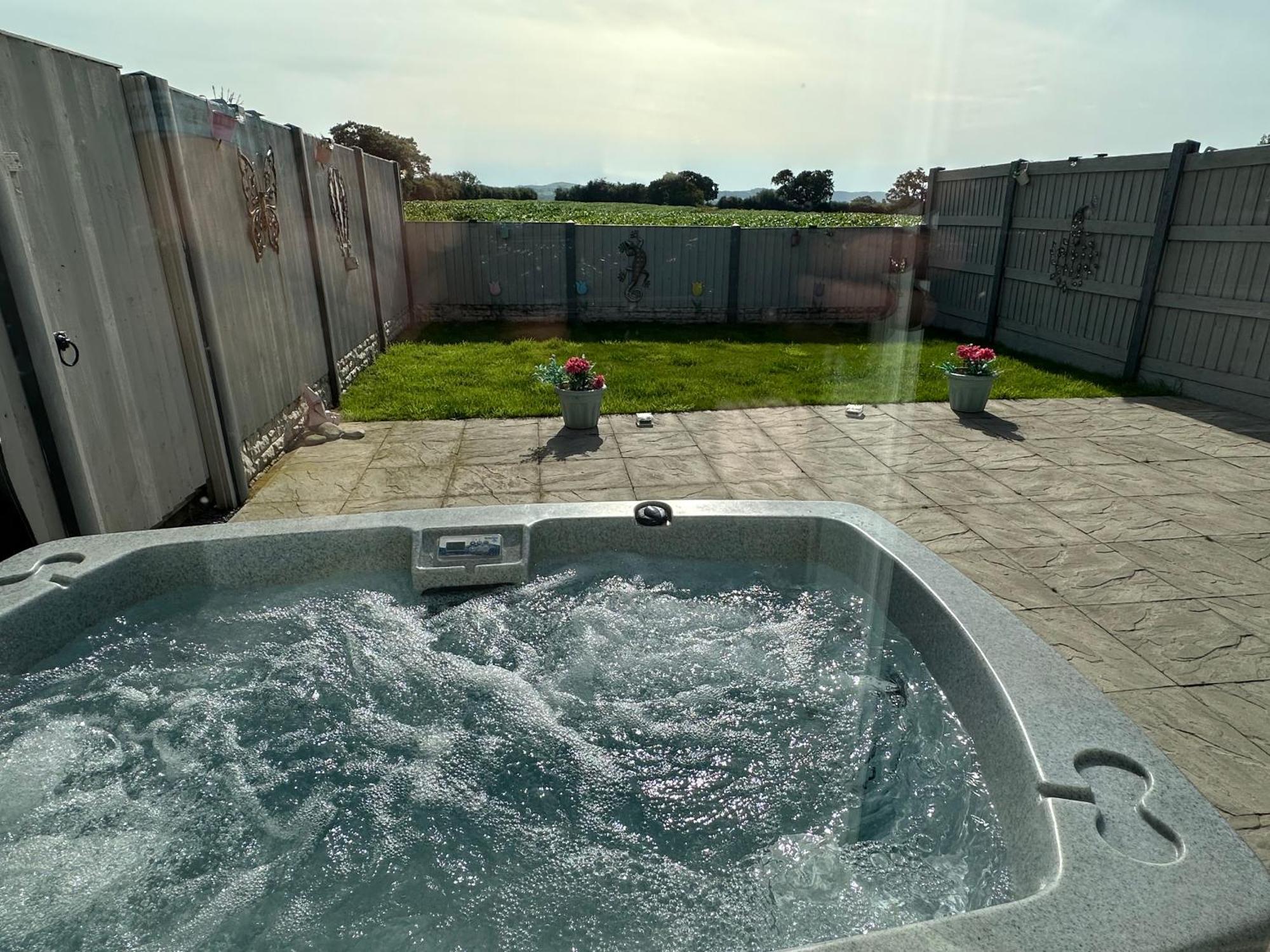 Dwylig Isa Holiday Cottages 라들런 외부 사진